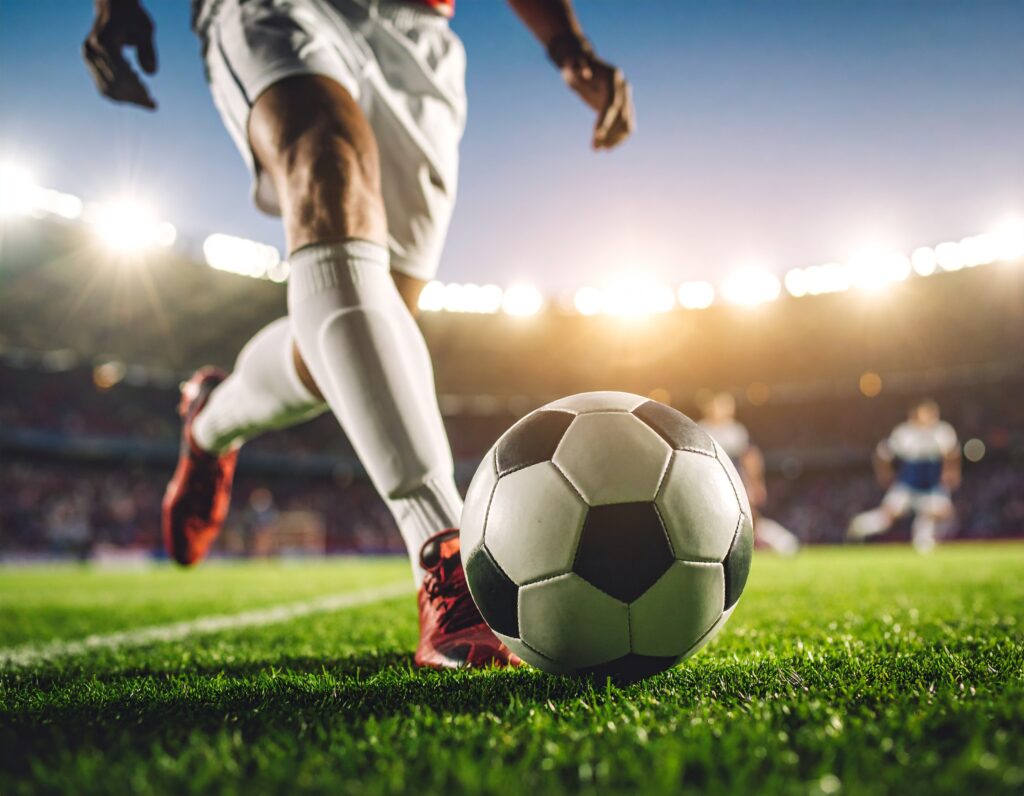 경기 중 드리블하는 축구 선수의 모습